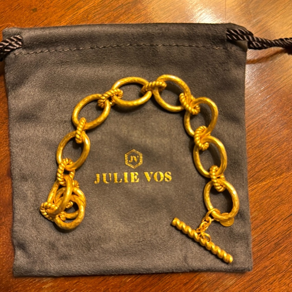 Julie Vos link bracket